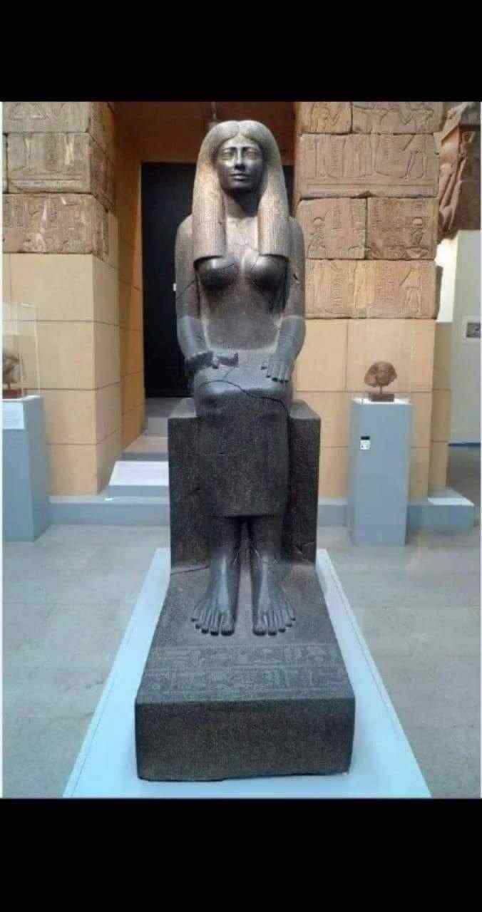 تمثال السيدة سنوى من أسيوط
